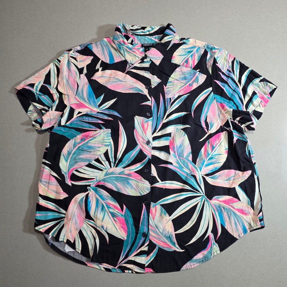 Torrid Womens Size 1 Black Tropical Palm Leaf Button Front Short Sleeve Shirt